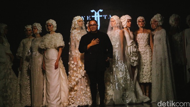 Fashion show Yefta Gunawan bertajuk Florasion yang menghadirkan gaun pengantin modern dengan sentuhan klasik di gelar di Enchanted Moments Wedding Fair di Hotel St. Regis Jakarta. Foto: Andhika Prasetia/detikcom.