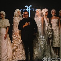 Fashion show Yefta Gunawan bertajuk Florasion yang menghadirkan gaun pengantin modern dengan sentuhan klasik di gelar di Enchanted Moments Wedding Fair di Hotel St. Regis Jakarta. Foto: Andhika Prasetia/detikcom.