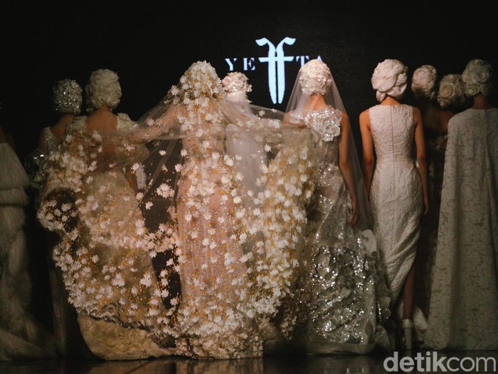 Desainer Yefta Gunawan menampilkan koleksi terbaru di Enchanted Moments an exquisite Wedding Fair (EMWF) di ballroom St. Regis, Jakarta (28/5/2023).