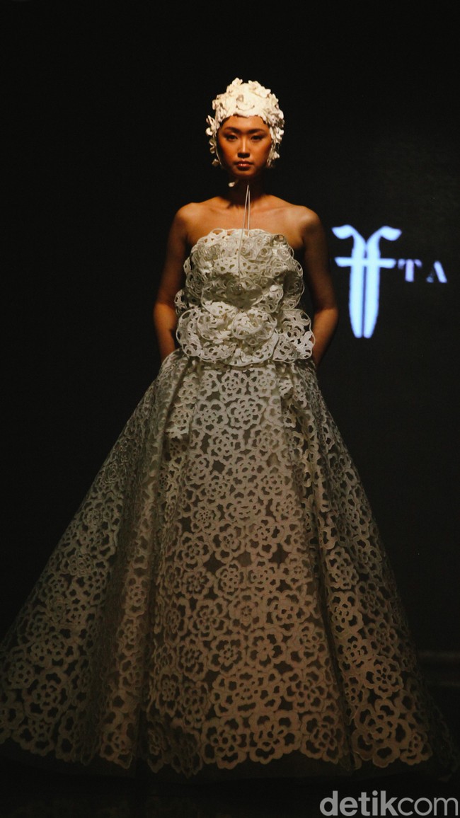 Fashion show Yefta Gunawan bertajuk Florasion yang menghadirkan gaun pengantin modern dengan sentuhan klasik di gelar di Enchanted Moments Wedding Fair di Hotel St. Regis Jakarta. Foto: Andhika Prasetia/detikcom.