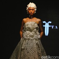 Fashion show Yefta Gunawan bertajuk Florasion yang menghadirkan gaun pengantin modern dengan sentuhan klasik di gelar di Enchanted Moments Wedding Fair di Hotel St. Regis Jakarta. Foto: Andhika Prasetia/detikcom.