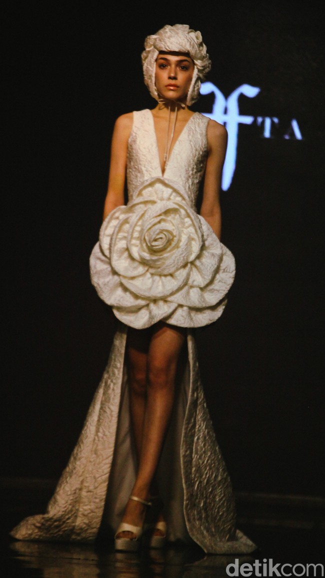 Fashion show Yefta Gunawan bertajuk Florasion yang menghadirkan gaun pengantin modern dengan sentuhan klasik di gelar di Enchanted Moments Wedding Fair di Hotel St. Regis Jakarta.  Foto: Andhika Prasetia/detikcom.