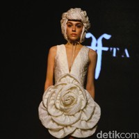 Fashion show Yefta Gunawan bertajuk Florasion yang menghadirkan gaun pengantin modern dengan sentuhan klasik di gelar di Enchanted Moments Wedding Fair di Hotel St. Regis Jakarta.  Foto: Andhika Prasetia/detikcom.