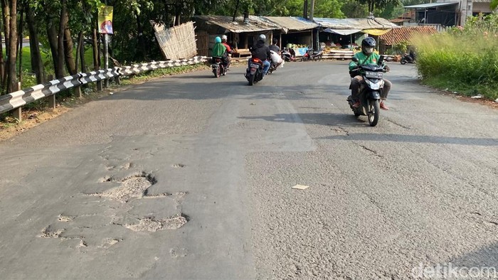 Kondisi jalan rusak di perbatasan Margaasih-Bandung
