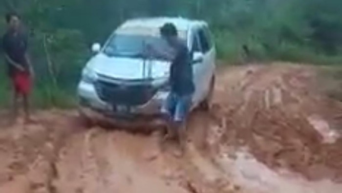 Kondisi ruas jalan antarkecamatan Simbuang-Mappak, Tana Toraja yang dikeluhkan warga.