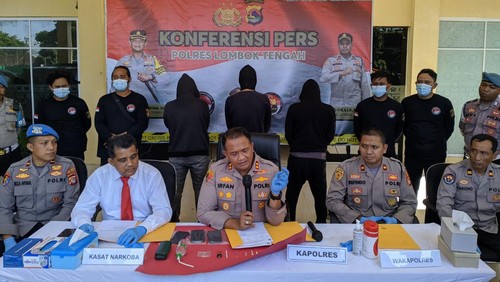 Konferensi pers penangkapan anggota DPRD Kabupaten Lombok Tengah berinsial RF bersama dua orang lainnya di Mapolres Lombok Tengah, Senin (29/5/2023). (Ahmad Viqi/detikBali)