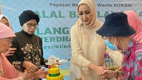 Ketua Umum Kongres Wanita Indonesia (Kowani) Giwo Rubianto Wiyogo memberikan potongan tumpeng kepada lansia saat halal bihalal dan peringatan Hari Ulang Tahun Panti Werdha Wisma Mulia yang ke 62 di Yayasan Bina Daya Wanita, Jakarta, Senin (29/5/23). 