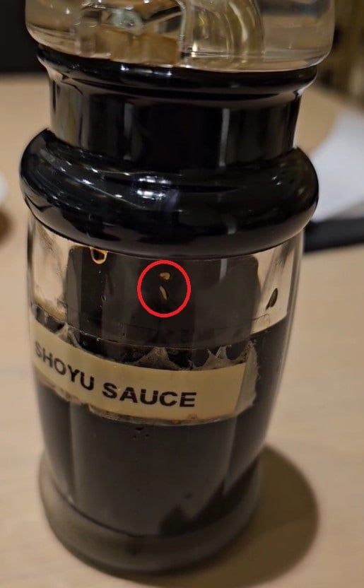 Makan Kecap Asin yang Ada Belatungnya, Pria Ini Diare!