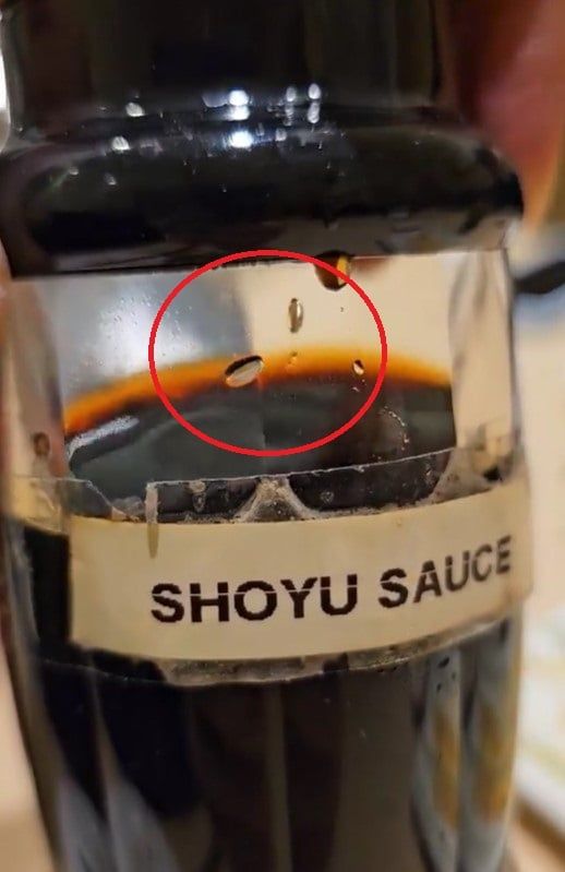 Makan Kecap Asin yang Ada Belatungnya, Pria Ini Diare!