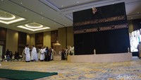Calon Jemaah haji melakukan simulasi mengelilingi Kabah. Foto: Doni Wahyudi