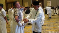 Pembimbing haji langsung memberikan pelatihan bagaimana memakai ihram yang baik dan benar. Foto: Doni Wahyudi