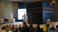 Para pembimbing ibadah haji menjelaskan dengan detil bagaimana melakukan beragam prosesi ibadah haji dari awal sampai akhir. Foto: Doni Wahyudi