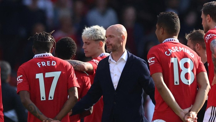Soccer Football - Premier League - Manchester United v Fulham - Old Trafford, Manchester, Britain - May 28, 2023 Manchester United manager Erik ten Hag with his players after the match REUTERS/Phil Noble EDITORIAL USE ONLY. No use with unauthorized audio, video, data, fixture lists, club/league logos or live services. Online in-match use limited to 75 images, no video emulation. No use in betting, games or single club /league/player publications.  Please contact your account representative for further details.
