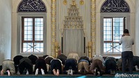 Umat Islam melaksanakan salat berjamaah di masjid terbesar di Jepang tersebut.  