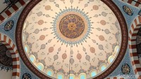 Tokyo Camii memiliki interior masjid khas Turki yang megah.  