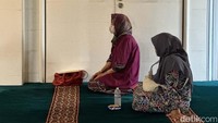 Tempat salat dipisahkan untuk pria dan wanita. Tempat salat pria terletak di lantai satu sedangkan tempat salat wanita terletak di lantai dua.  