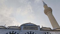 Masjid Tokyo Camii berada di distrik Oyama-cho kawasan Shibuya, Tokyo, Jepang.  