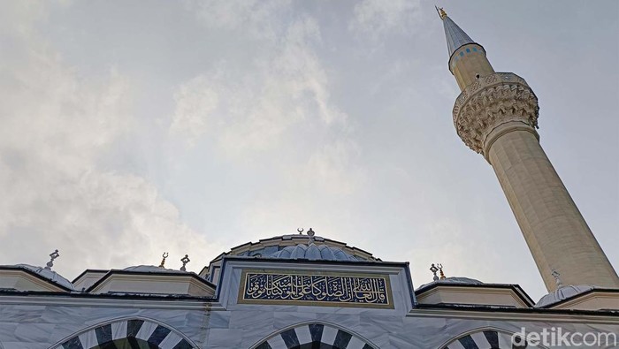 Masya Allah... Megahnya Masjid Terbesar di Jepang, Tokyo Camii Masjid Tokyo Camii adalah sebuah masjid dengan sebuah pusat budaya Turki yang berada di dekatnya yang terletak di distrik Oyama-cho kawasan Shibuya, Tokyo, Jepang. Masjid tersebut adalah masjid terbesar di Jepang.