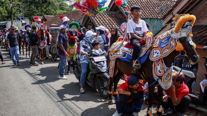 Kuda Renggong merupakan salah satu seni pertunjukan helaran yang berasal dari Kabupaten Sumedang. Yuk intip kemeriahannya.