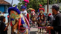 Anak-anak mengendarai Kuda Renggong (Kuda Menari) selama festival di Sumedang, Jawa Barat, Minggu (28/5/2023).
