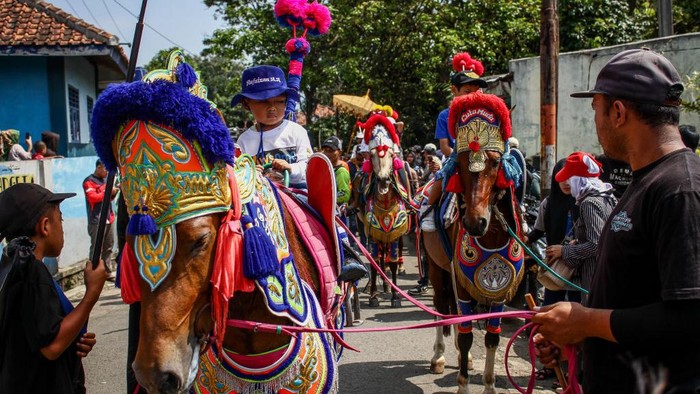 Melihat Festival Budaya Tradisional Sunda Kuda Renggong di Sumedang Kuda Renggong merupakan salah satu seni pertunjukan helaran yang berasal dari Kabupaten Sumedang. Yuk intip kemeriahannya.