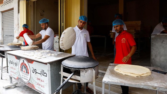 Palestinian workers make bread at a bakery in Khan Younis in the southern Gaza Strip May 27, 2023. REUTERS/Ibraheem Abu Mustafa