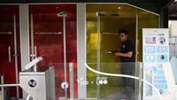 Toilet itu menggunakan kaca warna-warni mulai dari kuning, merah, dan biru. Kaca transparan ini akan berubah menjadi buram ketika pintu dikunci.