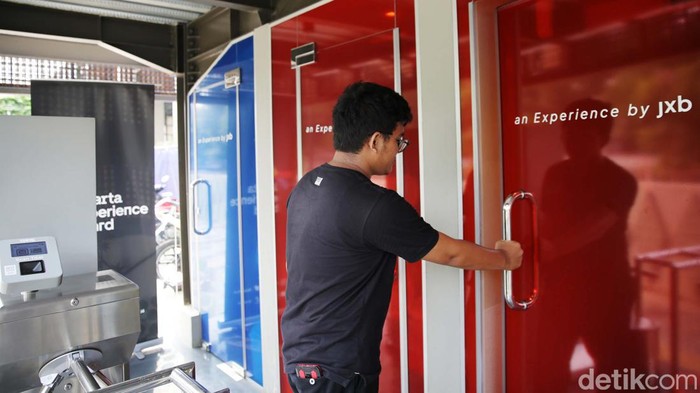 Tidak hanya di Jepang, toilet dengan kaca transparan juga telah hadir di Jakarta. Toilet transparan itu berada di Jalan Jenderal Sudirman.
