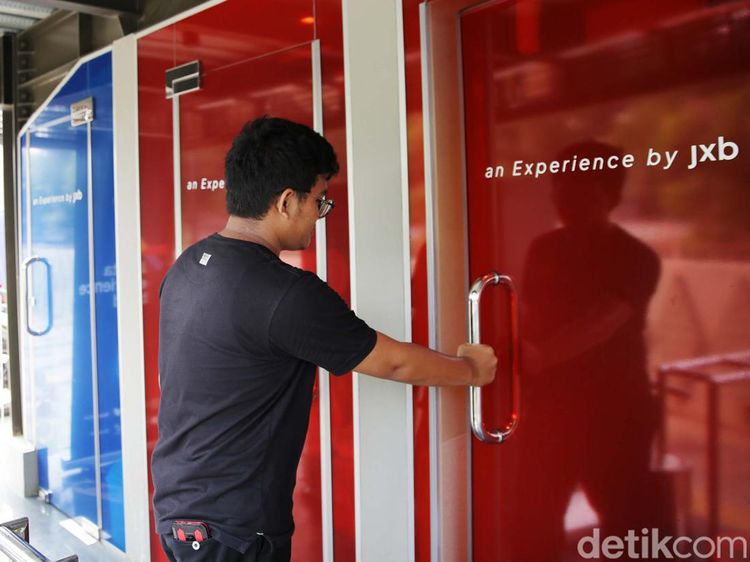 Mengintip Toilet Transparan Ala Jepang di Jakarta