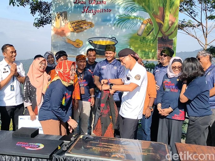 Menparekraf Sandiaga Salahuddin Uno memberikan jas batik merahnya kepada Ketua DPRD Kulon Progo, Akhid Nuryati, di Kulon Progo, DIY, Senin (29/5/2023).