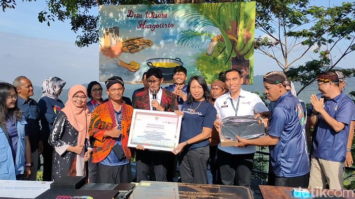 Menparekraf Sandiaga Uno di Objek Wisata Pule Payung, Desa Wisata Hargotirto, Kokap, Kulon Progo, Senin (29/5/2023).