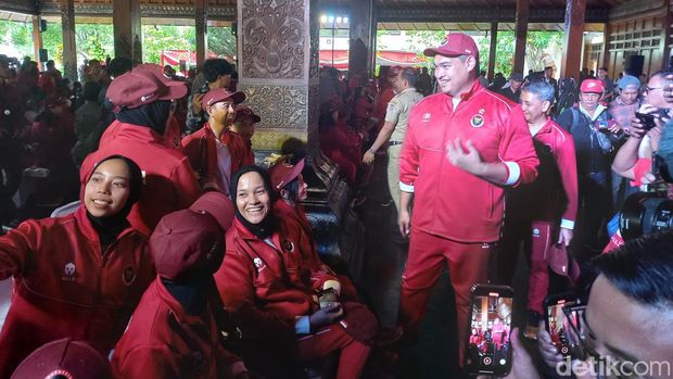 Menpora Dito Ariotedjo saat pengukuhan dan pelepasan atlet APG 2023 di Pendhapi Gedhe Balai Kota Solo, Senin (29/5/2023).