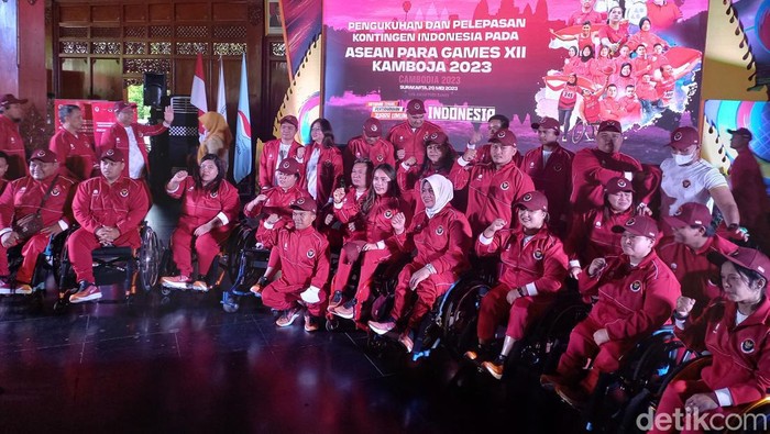 Menpora Dito Ariotedjo saat pengukuhan dan pelepasan atlet APG 2023 di Pendhapi Gedhe Balai Kota Solo, Senin (29/5/2023).