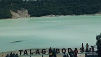 Danau kebiruan berpadu dengan langit yang cerah