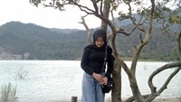 Dikelilingi gunung yang menambah kesan lebih indah