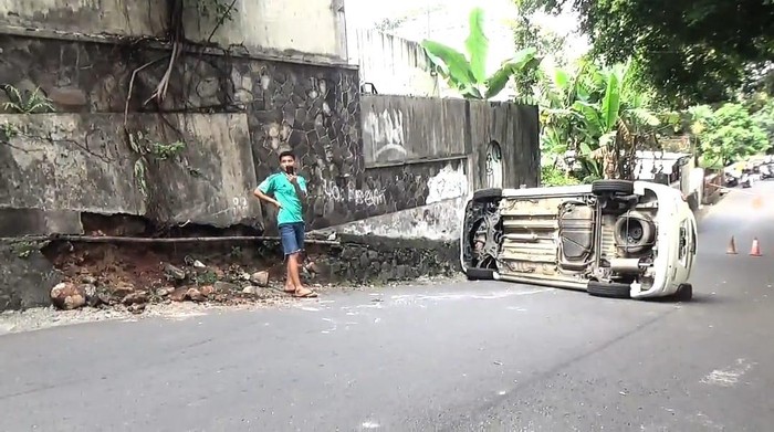 Mobil terguling di Jalan Bank, Pela Mampang, Jaksel