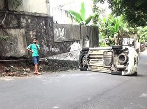 Mobil Terguling saat Jalan Menurun di Jaksel, Sopir Ternyata Baru Belajar