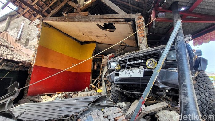 Mobil usai tabrak warga di Sukabumi