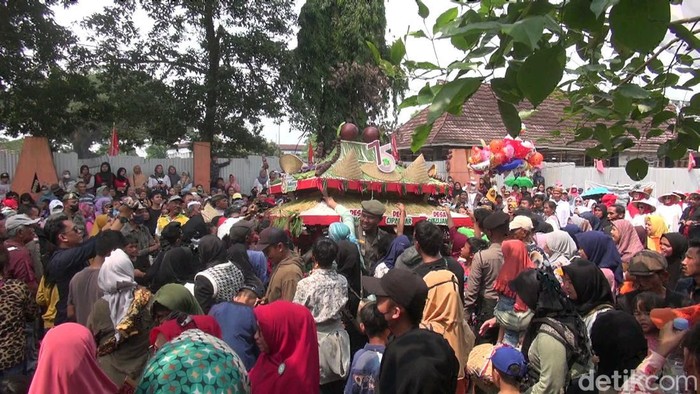Momen warga berebut makanan dan hasil bumi saat pawai HUT Subang