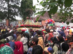 Siti Rela Berdesakan Demi Rebut Makanan Saat Pawai HUT Subang