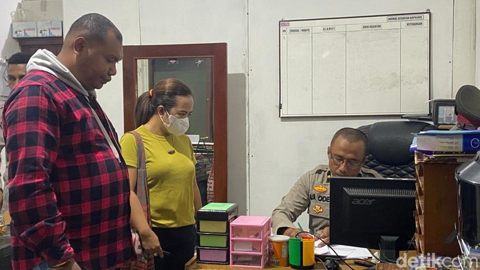 Nasabah BFI Cabang Kota Sorong, Anastasia Irmawati Sepu bersama Kuasa Hukum serahkan Pengaduan ke Polresta Sorong Kota.