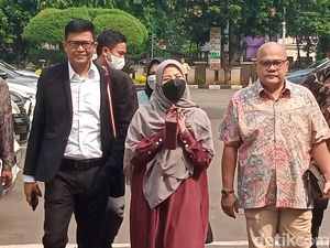 Desta dan Natasha Rizki Kompak Hadiri Sidang Cerai Perdana