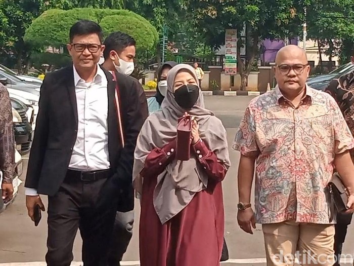 Natasha Rizki hadiri sidang cerai perdana.