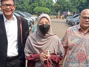 Potret Desta dan Natasha Rizki Hadiri Sidang Perdana Cerai