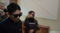 Berselang 9 menit kemudian, sekitar pukul 10.12 WIB, Desta tiba di Pengadilan Agama Jakarta Selatan. Desta datang memakai kaca mata hitam dan pakaian serba hitam. Foto: Ahsan/detikHOT