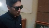 Tak ada satu katapun yang diucapkan oleh Desta. Desta langsung buru-buru memasuki ruang sidang. Foto: Ahsan/detikHOT