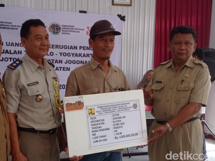 Pardiyo menerima UGR tol Jogja-Solo di Balai Desa Joton, Kecamatan Jogonalan, Klaten, Senin (29/5/2023).