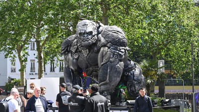 Patung Raksasa Transformers Mejeng di London