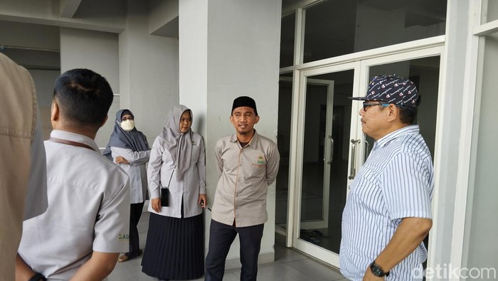Pejabat Kemenhub Benny Nurdin Yusuf saat memantau lokasi anaknya, Basman Nafa Yaskura (15) tewas terjatuh dari lantai 8 SMP Athirah Makassar. detikSulsel/Ihksan