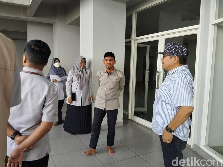 Momen Pejabat Kemenhub Tinjau Lokasi Anaknya Tewas di SMP Islam Athirah